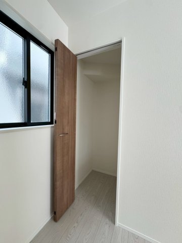 ーBloomーブルームー小倉北区赤坂4丁目1期　【小倉北区　新築戸建て】の収納|キッチン横の収納はパントリーとしても使用できます♪　【小倉北区　新築戸建て】