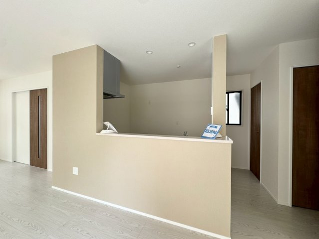 ーBloomーブルームー小倉北区赤坂4丁目1期　【小倉北区　新築戸建て】のキッチン|アクセントクロスがお洒落なカウンターキッチン♪