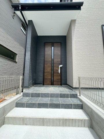 ーBloomーブルームー小倉北区赤坂4丁目1期　【小倉北区　新築戸建て】の玄関|玄関には屋根もあり雨の日のドアの開閉も焦りません　　【小倉北区　新築戸建て】