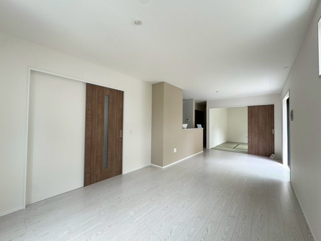 ーBloomーブルームー小倉北区赤坂4丁目1期　【小倉北区　新築戸建て】の居間・リビング|広々とした19.5帖のLDK♪家族の団らんに最適です　　【小倉北区　新築戸建て】