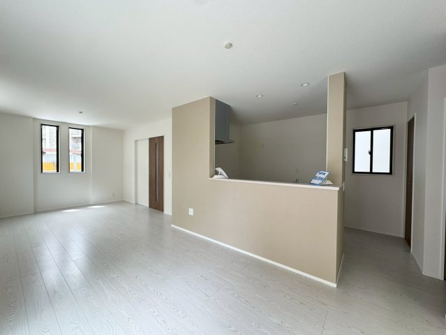 ーBloomーブルームー小倉北区赤坂4丁目1期　【小倉北区　新築戸建て】の居間・リビング|カウンターキッチンがお洒落なリビング♪　【小倉北区　新築戸建て】