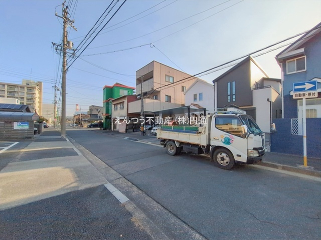 グラファーレ港陽1棟の前面道路含む現地写真