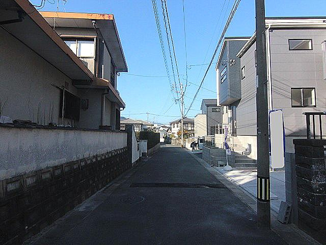 【ブルーミングガーデン1号棟】太宰府市青山２丁目　新築戸建の前面道路含む現地写真
