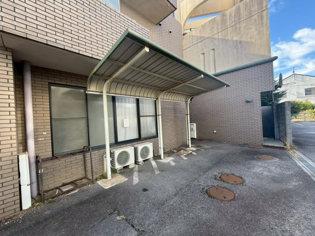 蒲郡診療所跡・住居の駐車場