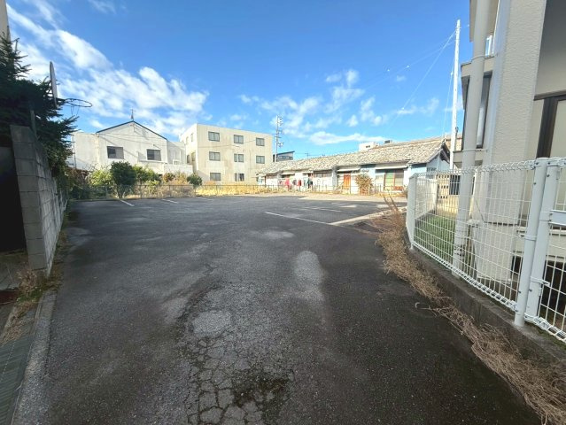 蒲郡診療所跡・住居の駐車場