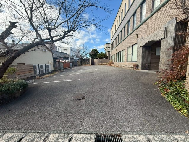 蒲郡診療所跡・住居の駐車場