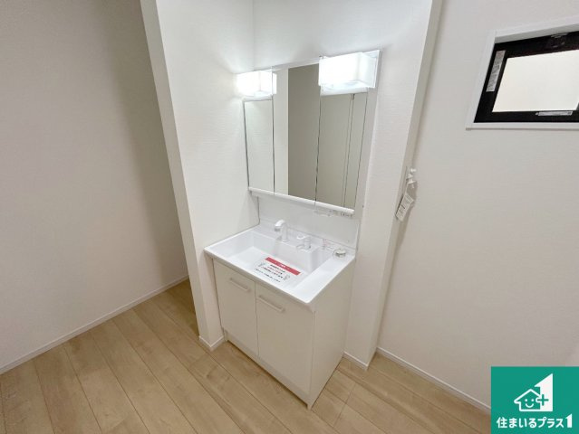 神戸市北区鈴蘭台北町　第2期　新築一戸建ての独立洗面台|清潔感のある洗面台です。フラットな鏡は掃除がしやすく毎日清潔！鏡裏には収納があるのでスッキリとした洗面台が保てます。