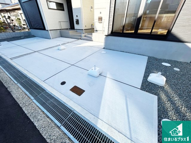 神戸市北区鈴蘭台北町　第2期　新築一戸建ての駐車場|並列２台駐車可能！ゆとりの駐車スペースで車庫入れもスムーズ！

