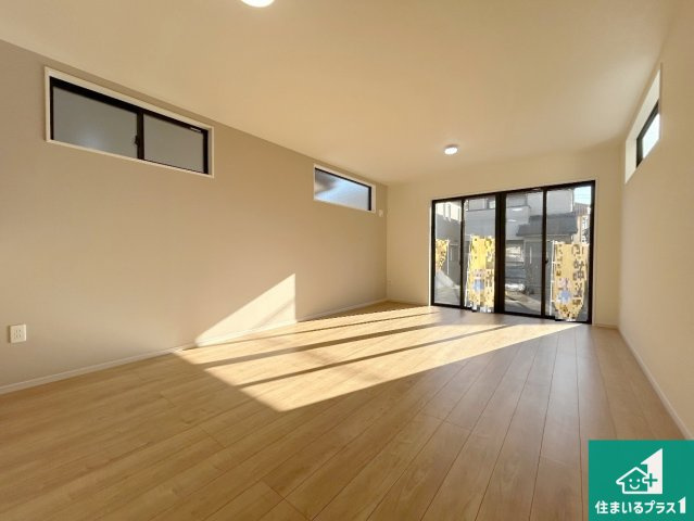 神戸市北区鈴蘭台北町　第2期　新築一戸建ての居間・リビング|日当たり良好の明るいリビングで朝の目覚めもスッキリできそう！対面キッチンでご家族のコミュニケーションも自然と増える設計！小さなお子様が遊ぶスペースを作っても広々とくつろげるLDK！