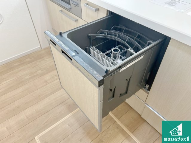 神戸市北区鈴蘭台北町　第2期　新築一戸建ての設備|食事後の一仕事、食器洗いをボタン一つでお任せできちゃいます！場所を取らないビルトイン式なので、お料理スペースもしっかり確保！