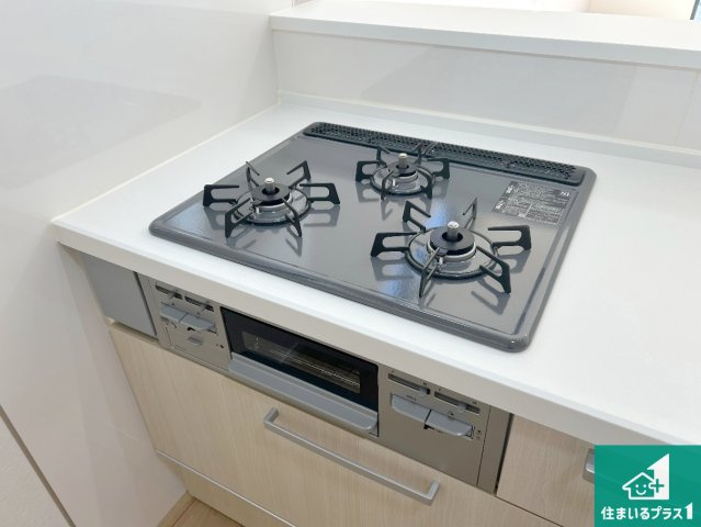 神戸市北区鈴蘭台北町　第2期　新築一戸建ての設備|ダブル高火力Ｓｉセンサー付きコンロ！３口あるので、まとめて料理をする時も大活躍！