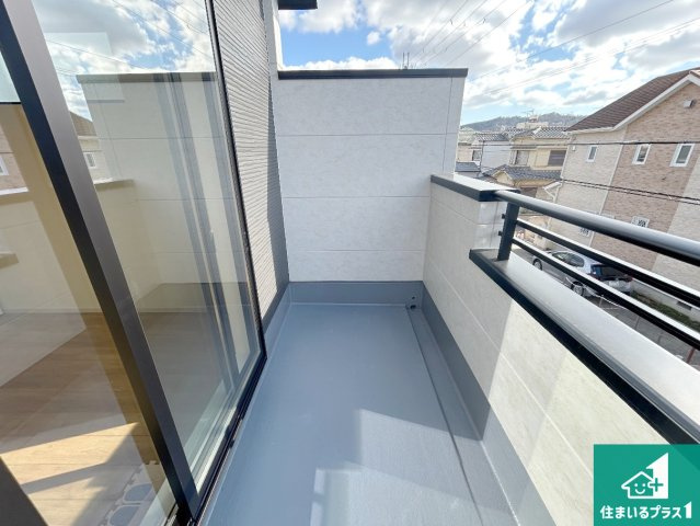 神戸市北区鈴蘭台北町　第2期　新築一戸建てのバルコニー|ワイドバルコニーは洗濯物を干すスペースが広いのでご家族が多くても安心！