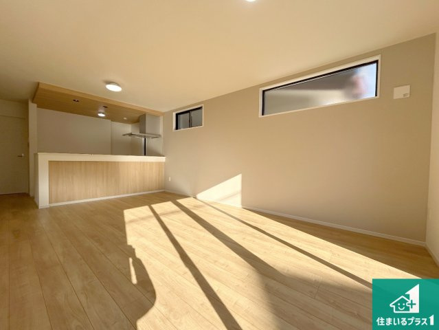 神戸市北区鈴蘭台北町　第2期　新築一戸建ての居間・リビング|シンプルなリビングは、観葉植物等のインテリアを楽しめますね！パパ好みにも、ママ好みにも家具次第で雰囲気を変えることができます！