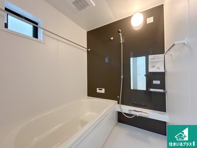 神戸市北区鈴蘭台北町　第2期　新築一戸建ての浴室|足をゆったり伸ばして寛げる浴槽です。窓が設けられていますので差し込む光が明るく穏やかな雰囲気にしてくれます♪浴室乾燥機も設置しているので、雨の日の洗濯物も安心です♪