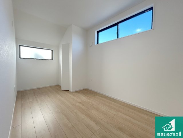 神戸市北区鈴蘭台北町　第2期　新築一戸建ての洋室|収納スペースが充実しているので子供の成長に合わせてたくさん収納ができます！家族構成に合わせた様々な活用ができる収納！