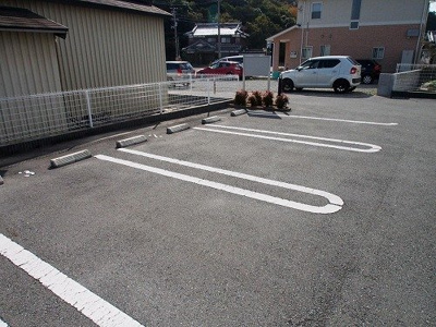 【駐車場】 | ホワイトローズ | 車をお持ちの方に嬉しい駐車場付きの物件です
