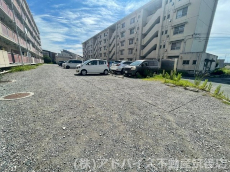 八女郡広川町大字広川の賃貸マンションの駐車場