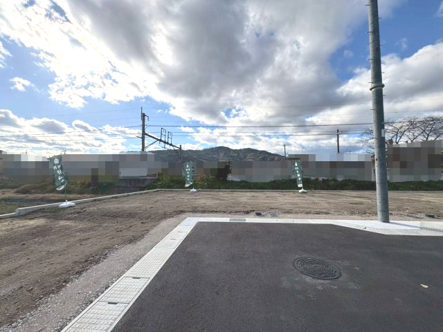 【建築条件無売土地】亀岡市千代川町今津2丁目の外観|前面道路との高低差がなく、平坦な敷地につき、運転の苦手な方も駐車がしやすそうです。