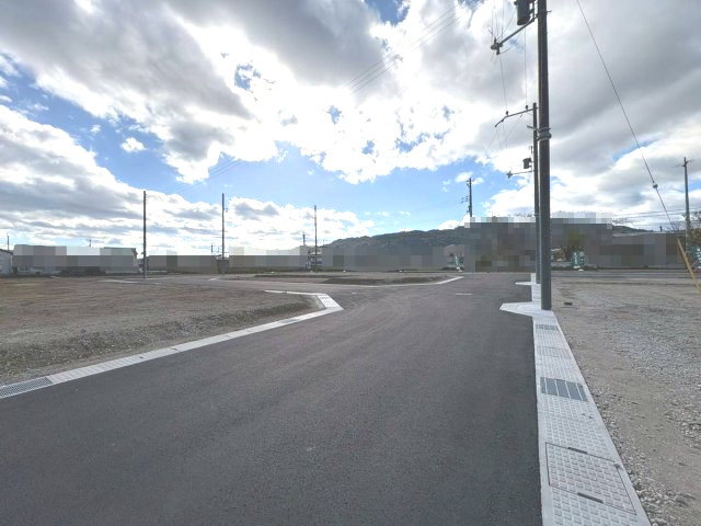 【建築条件無売土地】亀岡市千代川町今津2丁目の前面道路含む現地写真|前面道路は綺麗にアスファルト舗装が完了しています。