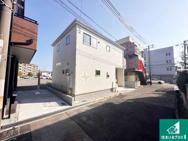 明石市貴崎　第4期　新築一戸建ての前面道路含む現地写真|周辺は閑静な住宅街！前面道路広々で車の出し入れも便利です。駐車が苦手な方でも安心して車庫入れできます！