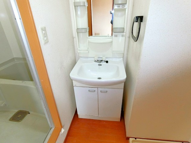 パティオ桜木の独立洗面台|明るい洗面所です