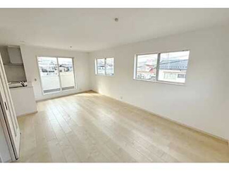 【居間・リビング】 | 安佐南区八木3（梅林駅徒歩3分！）【P3台可！】限定1棟 | 大きな窓が設置された17帖リビング☆対面式のキッチンでリビングが見渡せるので、お子様やご家族の様子が見えて安心です♪