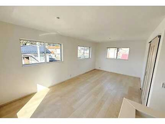 【居間・リビング】 | 安佐南区八木3（梅林駅徒歩3分！）【P3台可！】限定1棟 | 大きな窓が設置された17帖リビング☆対面式のキッチンでリビングが見渡せるので、お子様やご家族の様子が見えて安心です♪