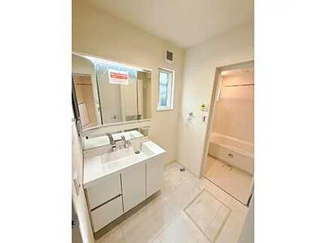 【独立洗面台】 | 安佐南区八木3（梅林駅徒歩3分！）【P3台可！】限定1棟 | 三面鏡付きの洗面台は、メイクもドライヤーも余裕のスペースです☆