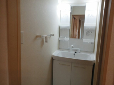 【洗面所】 | リュミエール | 明るい洗面所です