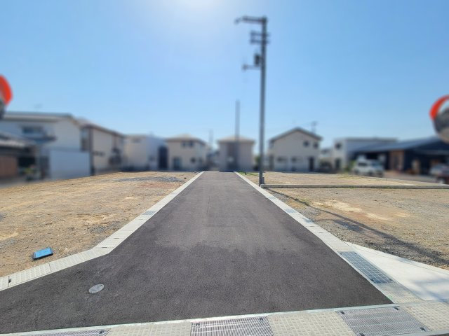 ライフフィールド津秦Ⅱの前面道路含む現地写真