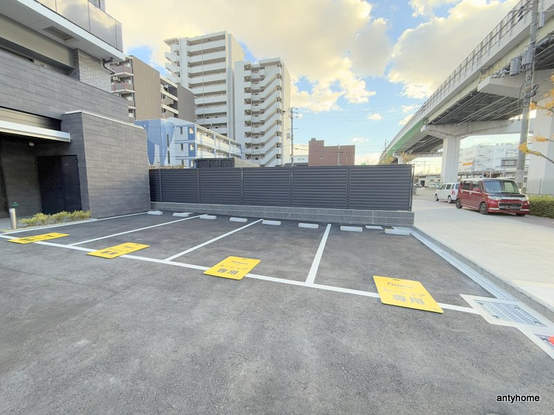la Waison NAMBA west 仲介手数料無料の駐車場