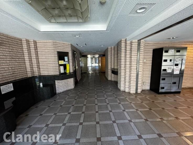 ナイスアーバン北綾瀬第2のエントランス|ドキドキの新生活も、安心してスタート。ぴったりの住まいを見つけませんか？クランディアが一緒に住まい選びをサポートします‼　まずは、お気軽にお問合せください　＃クランディア