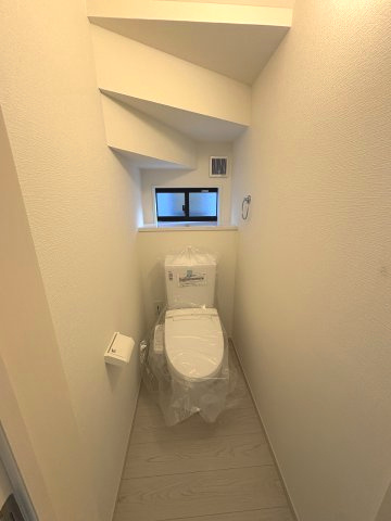 【トイレ】 | 福岡市南区曰佐5丁目3期　2号棟（全2棟）【仲介手数料無料・0円】 | 現地写真。1階のトイレです。