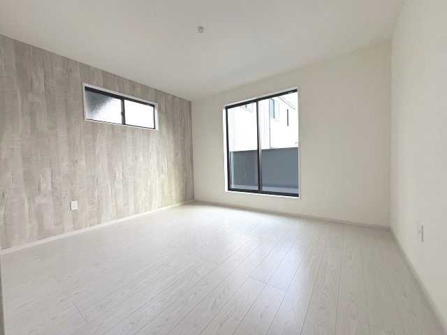 【寝室】 | 福岡市南区曰佐5丁目3期　2号棟（全2棟）【仲介手数料無料・0円】 | 現地写真。2階主寝室です。