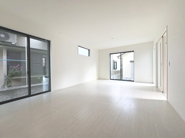 【居間・リビング】 | 福岡市南区曰佐5丁目3期　2号棟（全2棟）【仲介手数料無料・0円】 | 現地写真。