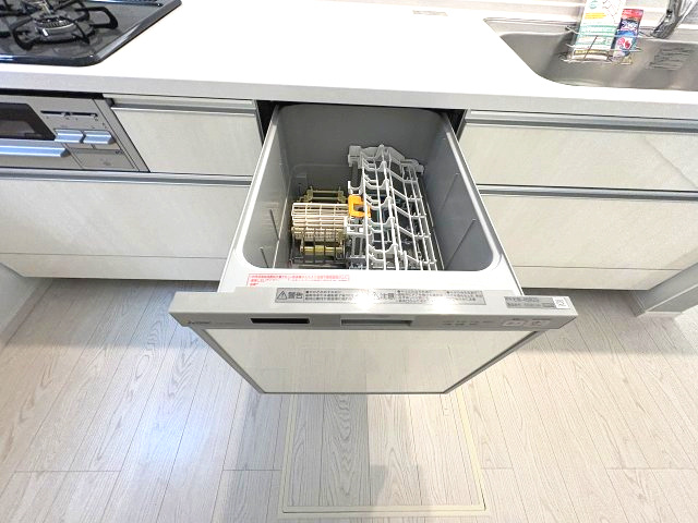 【キッチン】 | 福岡市南区曰佐5丁目3期　2号棟（全2棟）【仲介手数料無料・0円】 | 現地写真。食洗器が付いてます。