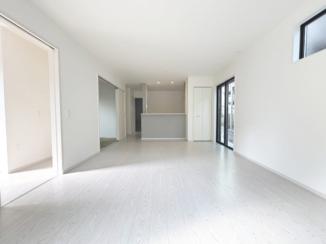 【居間・リビング】 | 福岡市南区曰佐5丁目3期　2号棟（全2棟）【仲介手数料無料・0円】 | 現地写真。リビングです。