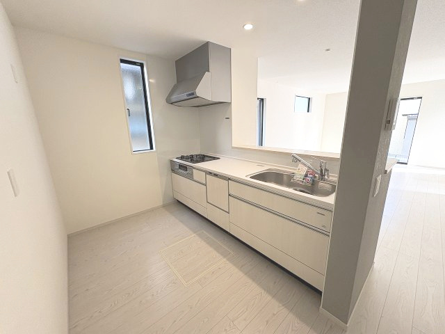 【キッチン】 | 福岡市南区曰佐5丁目3期　2号棟（全2棟）【仲介手数料無料・0円】 | 現地写真。