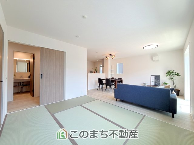 リナージュ宇都宮市富士見が丘2丁目24-1期の和室|お子様のお昼寝にも便利な和室です。大きな窓から暖かな日差しが差し込みます♪