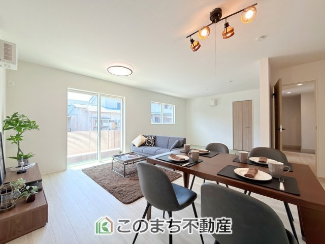 リナージュ宇都宮市富士見が丘2丁目24-1期の居間・リビング|大きな窓で明るいリビングです！家具を置いても十分なゆとりがございます☆