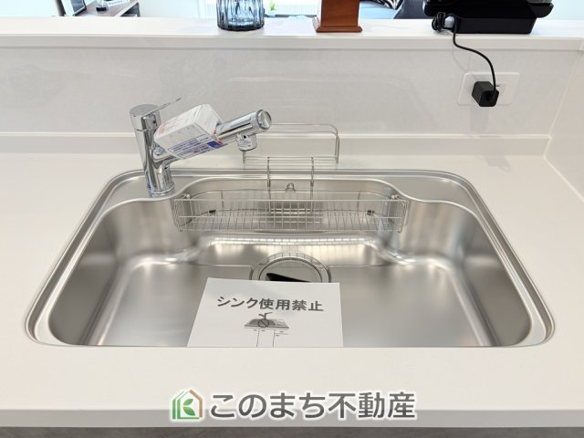 リナージュ宇都宮市富士見が丘2丁目24-1期のキッチン|ビルトイン型浄水器を内蔵したキッチン水栓。お米を研いだり、野菜を洗ったりするときなど用途に応じてワンタッチで浄水に切り替えが可能です。カートリッジ式なので、フィルターを簡単に交換する事が出来ます。