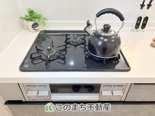 リナージュ宇都宮市富士見が丘2丁目24-1期のキッチン|三ツ口コンロ採用で、同時調理もスムーズ◎！お料理を並べられるカウンター付きで、配膳・片付けをサポート！リビングで過ごすご家族とコミュニケーションを楽しみながら作業可能です♪