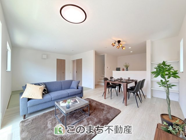リナージュ宇都宮市富士見が丘2丁目24-1期の居間・リビング|開放感のある広々としたリビング☆家族みんなでゆったりくつろげます♪
南側から暖かな日差しが差し込みます♪キッチンからリビングの様子がよく見渡せます☆