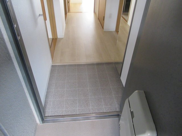 ハートフル湊川２ＤＫ＋Ｓの玄関|収納もある玄関です