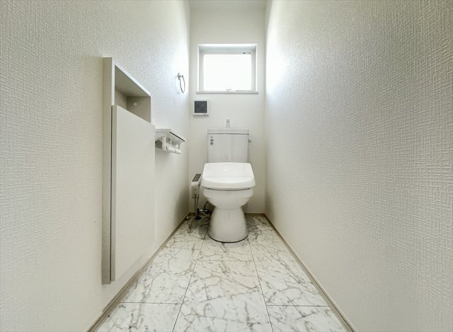 【トイレ】 | 新座市野火止3丁目　新築一戸建住宅　全1棟　(志木本店) | 2階トイレ／衛生用品やトイレットペーパー、掃除グッズの保管に便利な壁面収納付でスッキリしたトイレ空間を維持できます。