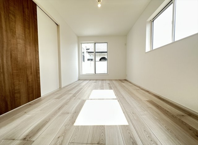 【洋室】 | 新座市野火止3丁目　新築一戸建住宅　全1棟　(志木本店) | 7.5帖の広々とした主寝室。
両手がふさがっていても開閉しやすい引き戸を採用。