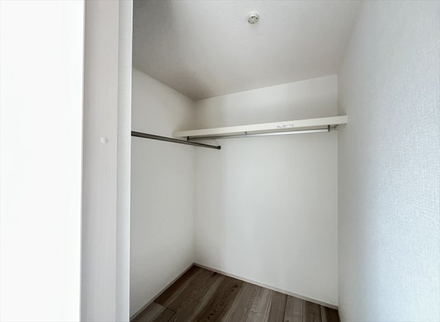 【収納】 | 新座市野火止3丁目　新築一戸建住宅　全1棟　(志木本店) | 衣類を探しやすいL型配置のハンガーパイプ。