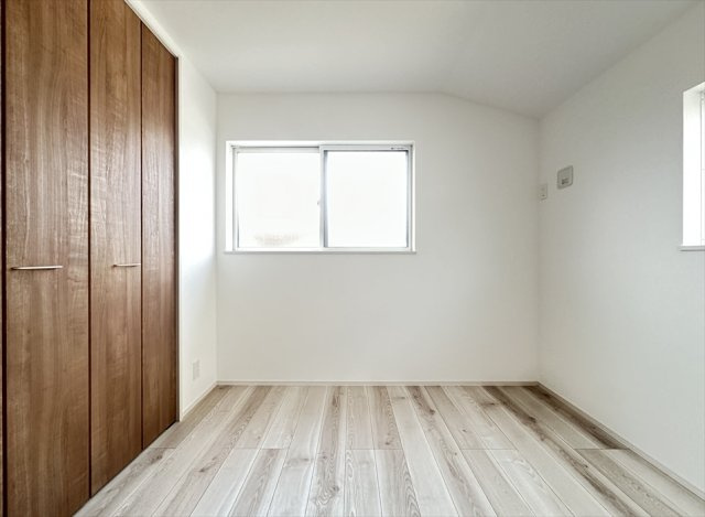 【洋室】 | 新座市野火止3丁目　新築一戸建住宅　全1棟　(志木本店) | 洋室4.5帖／開放感を演出する勾配天井。