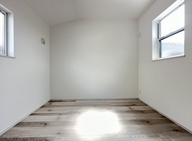 【洋室】 | 新座市野火止3丁目　新築一戸建住宅　全1棟　(志木本店) | 洋室4.5帖／両面窓により換気も良好です。