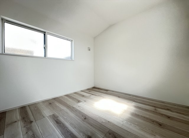 【洋室】 | 新座市野火止3丁目　新築一戸建住宅　全1棟　(志木本店) | 洋室4.5帖／腰高窓は家具の配置がしやすく、お部屋のレイアウトやインテリアもお楽しみいただけます。